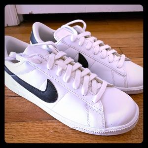 Nike women’s vintage tennis sneakers